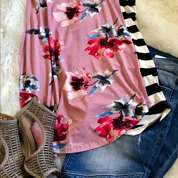 ❤️ 1 LEFT!! Floral front, striped back top - Picture 6 of 8